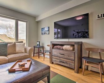 Cozy Montana Condo with Walk to Big Sky Resort! - Big Sky - Living room