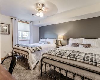 ThePinecone - luxury vacation rental awesome deck with view & amenities for 2-18 - Yankton - Slaapkamer