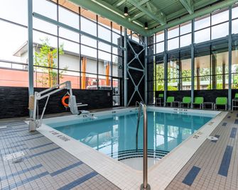 Holiday Inn Express & Suites Chilliwack East By IHG - Chilliwack - Piscina