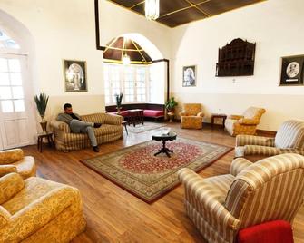 麗城宮殿飯店 - Nainital - 客廳