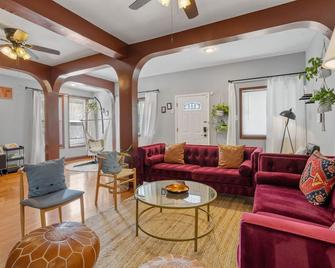 7BR 7BA Big House 1 block from Tropicana and Beach - اتلانتيك سيتي - غرفة معيشة