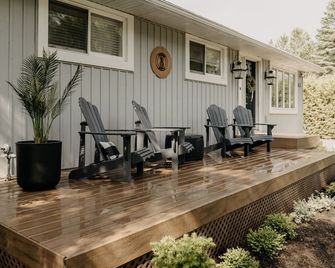 The Sugar Shack family retreat w arcade & hot tub. Walk to Main St. and Beach - Bayfield - Patio