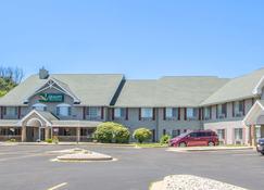 Quality Inn & Suites - East Troy - Building