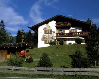 Comfortable holiday apartments furnished in a Bavarian country house style - Krün - Gebäude