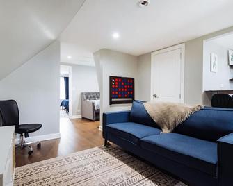 Comfy Avondale Flat - Sleeps 5 - Great amd Fun Neighborhood - Chicago