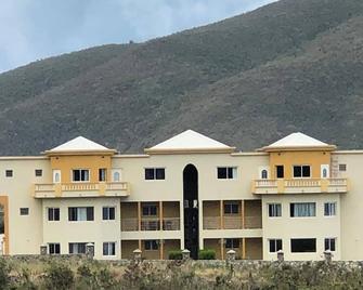 Singh Luxury Apartments With sea View, Apt.3 - Oyster Pond - Building