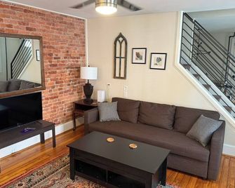 Heart of Bryn Mawr 3 BR Home - Bryn Mawr - Living room