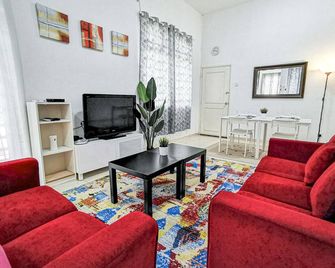 22 Residency Homestay / Bungalow 4BR / Fully air conditioned - Seremban - Living room