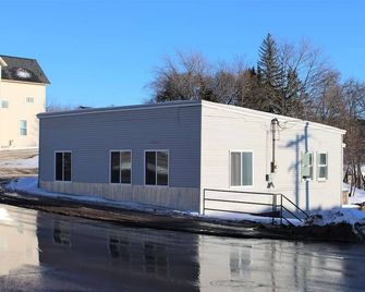 Up North Luxury w/Unmatched Charm! 2 miles to MTU! - Hancock - Building