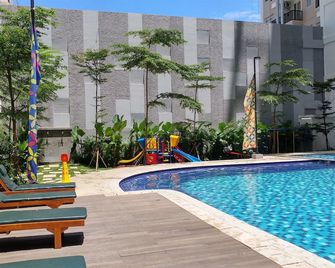 New Furnished Studio At Signature Park Grande Apartment - Jakarta - Pool
