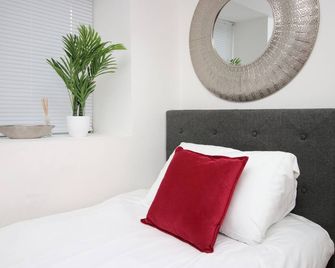 Studio - Sleeps 10 - Parking - Wifi - Swansea - Bedroom