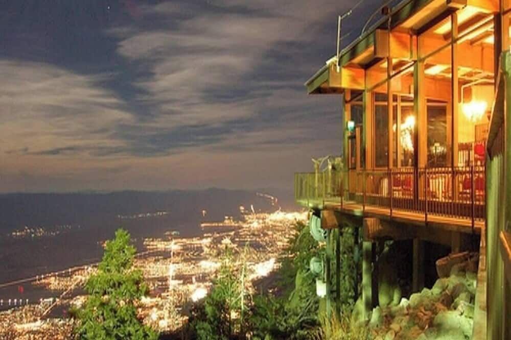 Palm Springs 2br & 2ba Stylish Gated Treehouse, Private Pool & Hot Tub, Near Downtown Attractions - Palm Springs