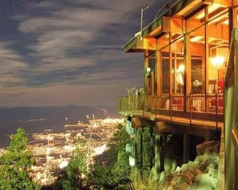 Palm Springs 2br & 2ba Stylish Gated Treehouse, Private Pool & Hot Tub, Near Downtown Attractions - Palm Springs