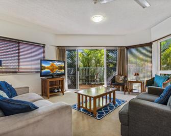 Reflections Holiday Apartments - Maroochydore - Living room