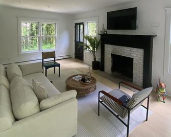 Available Labor Day Week House In Bellport Area On Sprawling Two Acres Of Land - Patchogue - Living room