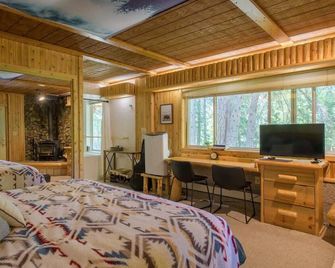 Fishing Escape in the Woods - Eureka - Bedroom