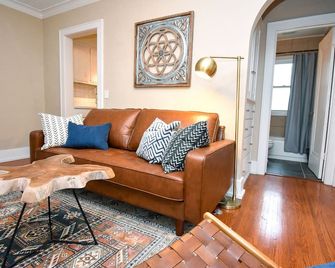 Peoria Heights Petite Charmer- A Block From It All!! - Peoria Heights - Living room