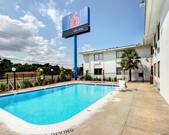 Motel 6 Dallas South - Dallas - Zwembad