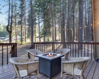 A Frame Hideaway | Floor to Ceiling Windows in the Pines - Truckee - Balcón