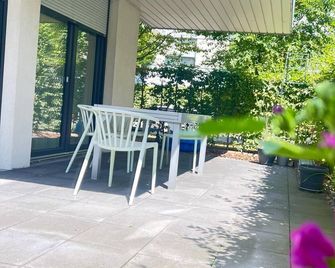 Central, family-friendly apartment with terrace and underground garage in Essen - Essen - Patio