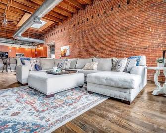 Spacious Downtown La Crosse Retreat - La Crosse - Living room