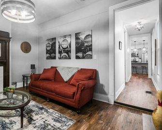 Preston Retreat - Convenient Germantown Location - Louisville - Living room