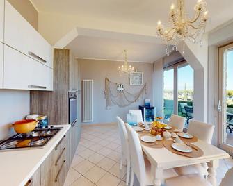 Agape Apartment by Bookinggardalake - Soiano del Lago - Essbereich