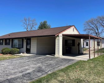 Cozy 1-bedroom apartment in terrific Bedford with AC, WiFi - Bedford - Gebouw