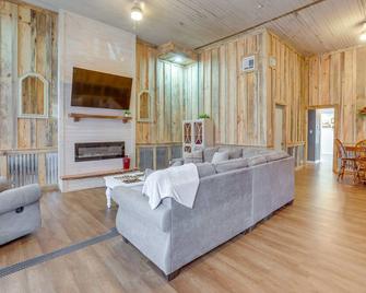 Downtown Lineville Vacation Rental about 10 Mi to Lake - Lineville - Sala de estar
