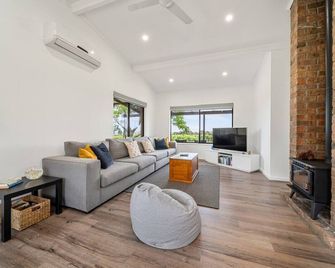Willunga House - Fireplace Vineyard Views - Willunga - Living room