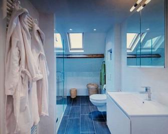 Spacious Tower Appartement Centre Sittard - Sittard - Bathroom