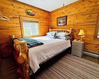 Deer Cabin - Mountain Views, Hear Rushing River, Private, Pet Friendly - Fishtail - Bedroom