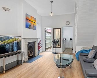 Kozyguru | Surry Hills | Classic Terraced House - سيدني - غرفة معيشة