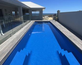 Oceanfront Tranquility: Luxe Modern Retreat - Dongara - Piscina