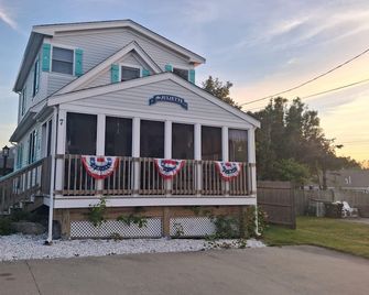 2 Story Beach House with full screen porch - Short walk to beach - Marshfield - Edificio