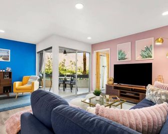 Modern, Glam 2-br Condo w/ Amazing Mountain Views - Palm Springs - Living room