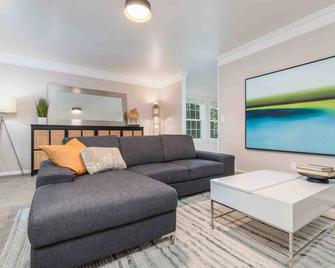 Lagoon Basecamp - Farmington - Sala de estar