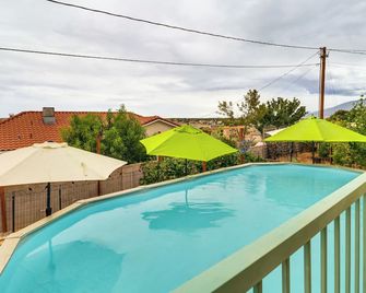 Outdoor Bar And Large Pool Retro Abq Retreat! - Alburquerque