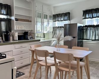 2br Home Near Downtown - King Bed Comfort - Hanford - Cuisine