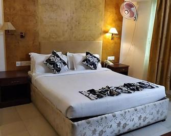 Hotel Bessota International - Tiruvalla - Bedroom