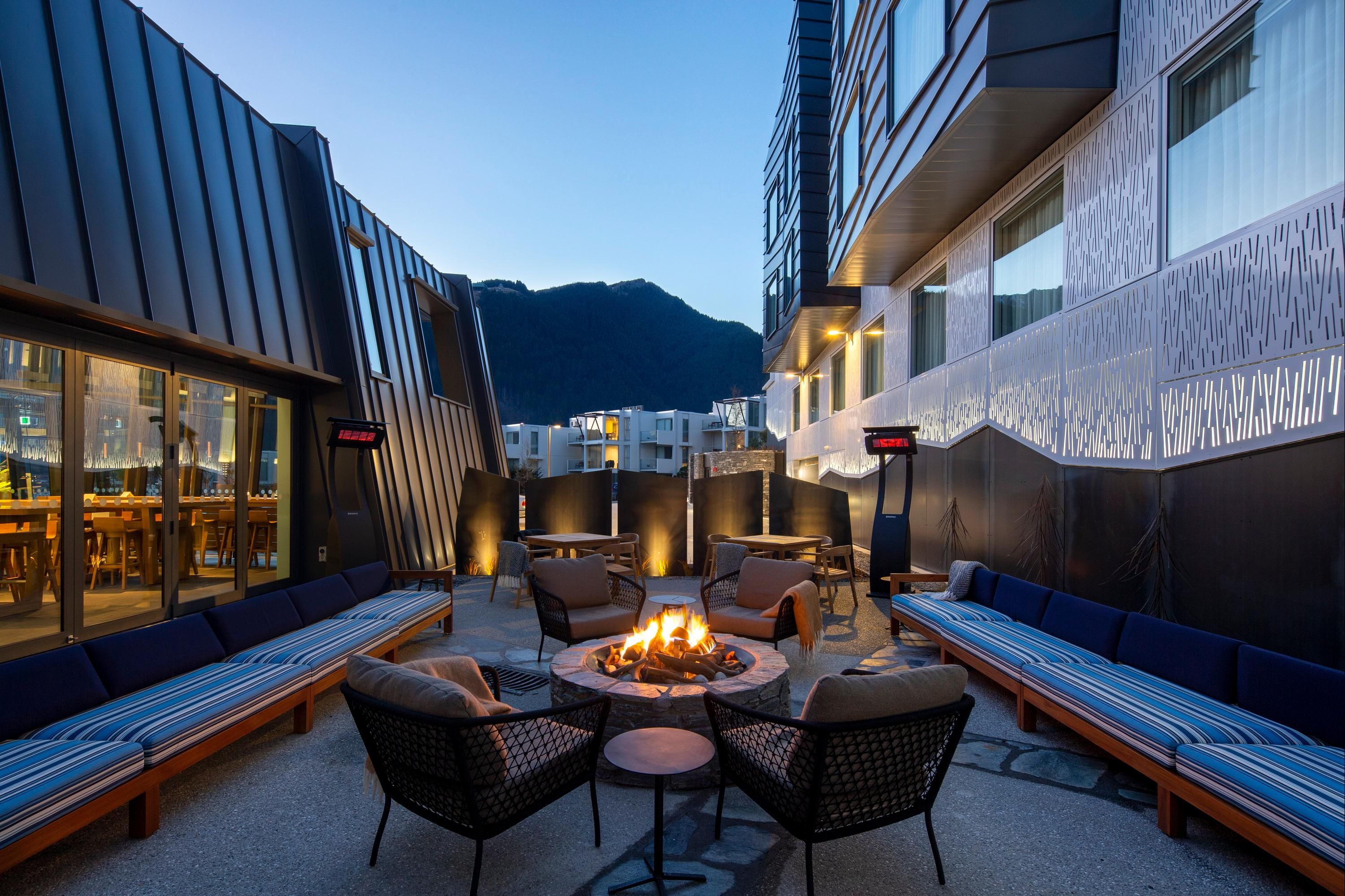 هوليداي إن إكسبرس آند سويتس كوينستو با بي آيتش جي - كوينستون - شرفة مرصوفة