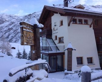 Hotel Bait de Angial - ליביניו - בניין