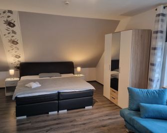 Bennetts Restaurant und Hotel - Wittingen - Bedroom