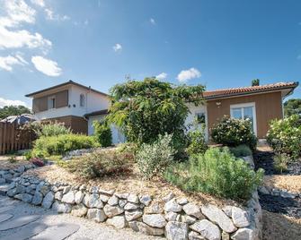 2-person guest room with spa/jacuzzi, shared pool, breakfast included - Mérenvielle - Edificio