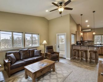 Olive Alley--Downtown Home Away From Home with a Garage! - Paso Robles - Living room