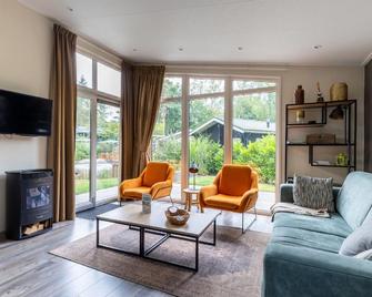 Beautiful chalet with a fireplace in a wooded area - Hoenderloo - Huiskamer