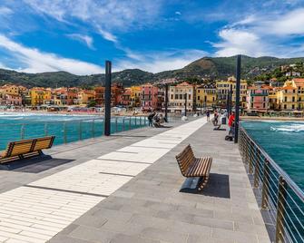 Mer Vivante - Front Beach - Happy Rentals - Albenga - Piscina