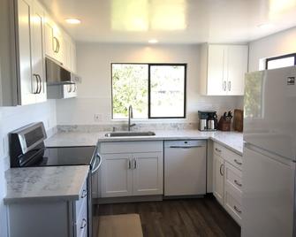 Beach house with views of Puget Sound, ferry, North Cascades, Mt Baker, Rainier. - Clinton - Cocina