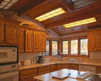 Amazing Property & Shasta Views, Private Lake, Dark Skies, Close To Everything - Mount Shasta - Kitchen