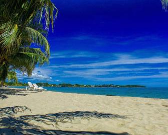 Julia´s Cabanas - Placencia - Beach